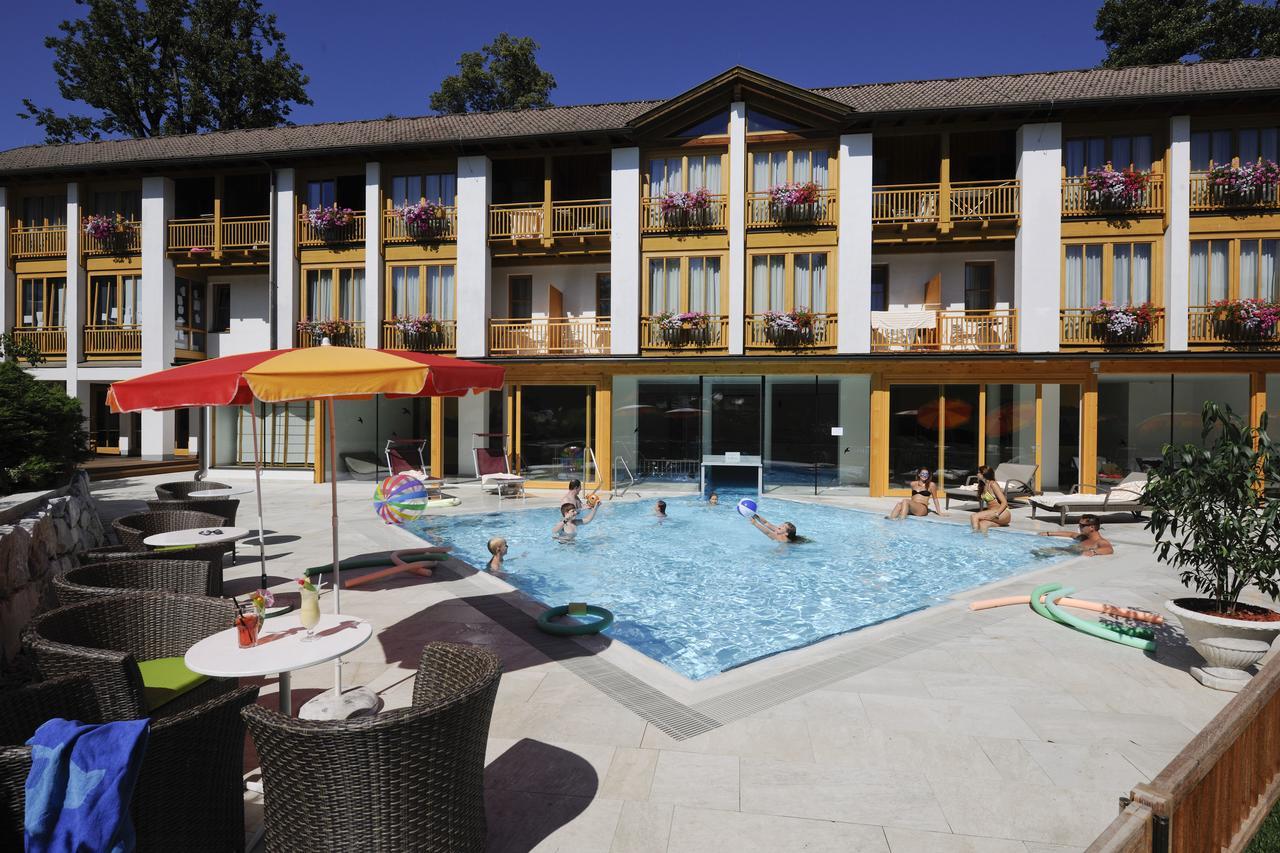 Hotel Urbani Bodensdorf Bagian luar foto