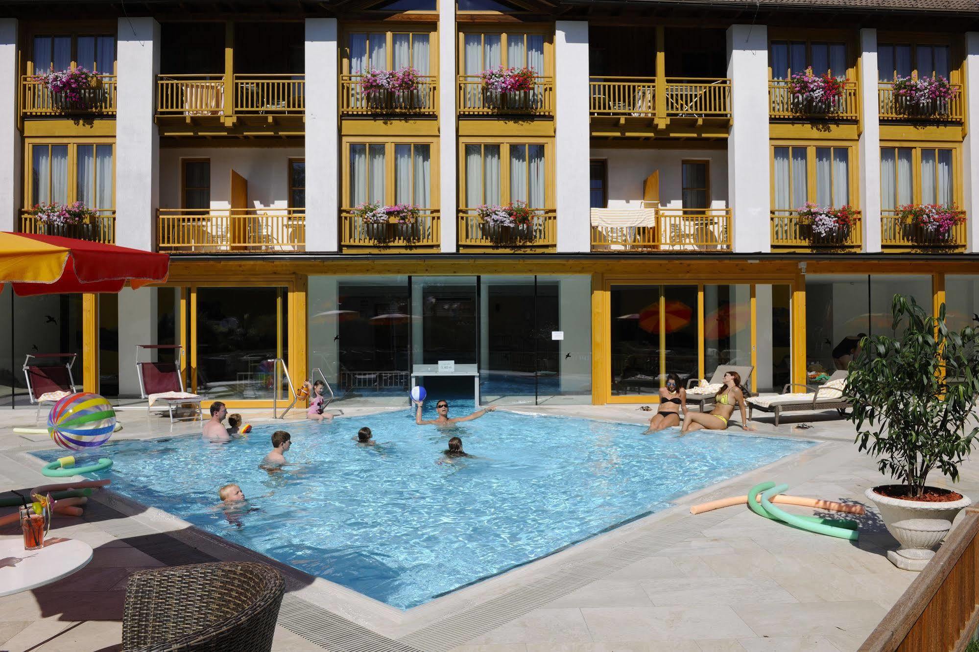 Hotel Urbani Bodensdorf Bagian luar foto